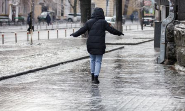 Жителів Києва та області попереджають про утворення ожеледиці на дорогах завтра