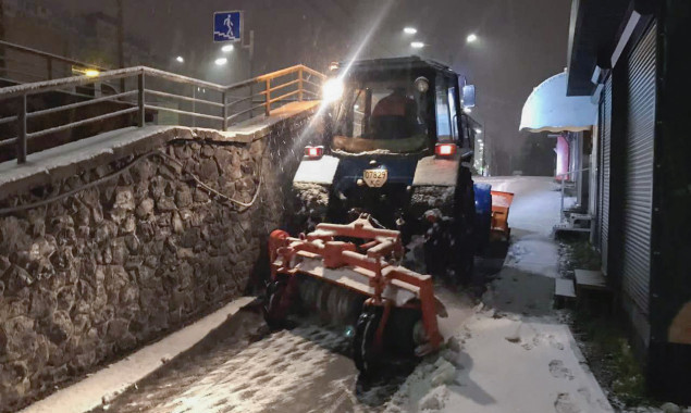 У Києві для розчищення снігу залучено майже 300 одиниць техніки