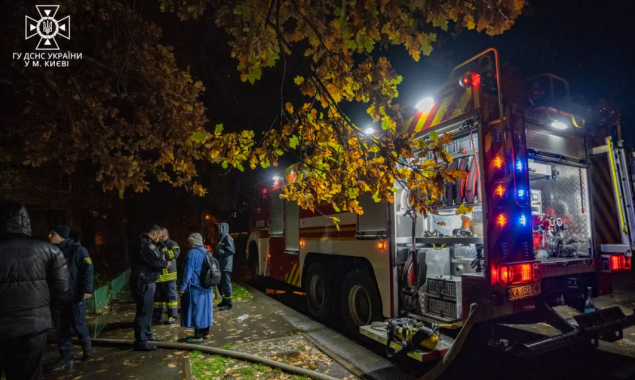 Під час гасіння пожежі в багатоповерхівці на Мінському масиві рятувальники виявили тіло чоловіка (фото, відео)