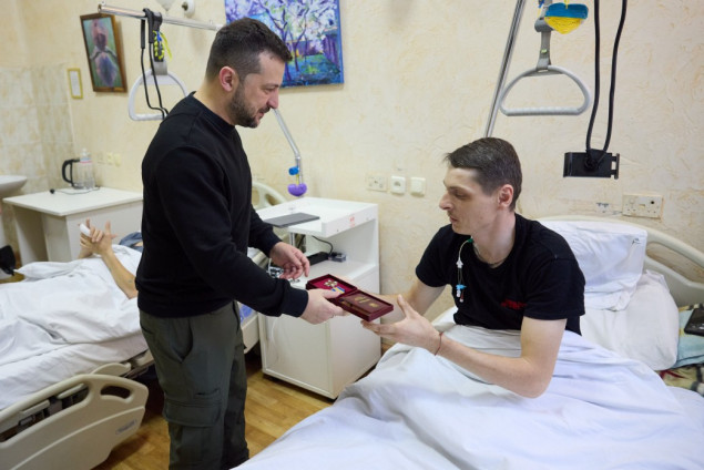 У День ЗСУ Президент Зеленський відвідав поранених бійців в одному зі столичних госпіталів