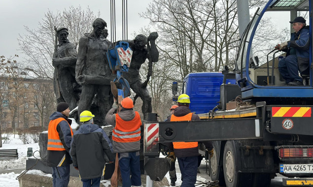 У Києві демонтували пам’ятник екіпажу радянського бронепоїзда “Таращанець” (фото)