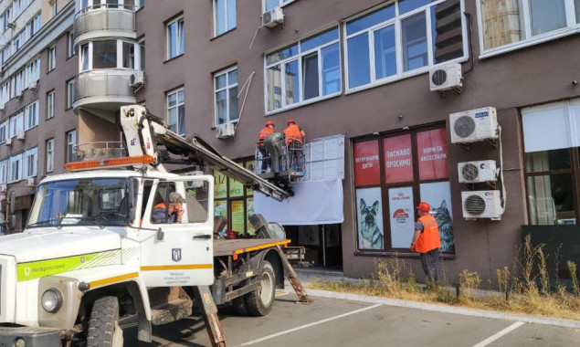 За рік у Києві демонтували понад 25,5 тисяч незаконних рекламних вивісок 