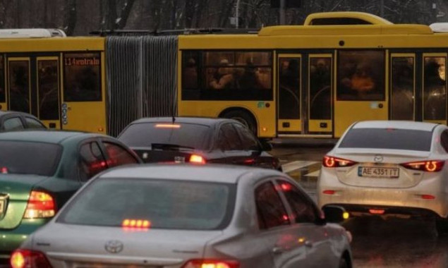 У Києві рух закритою ділянкою “синьої” гілки метро на маршрутах дублюють 77 автобусів та 20 тролейбусів (схеми)