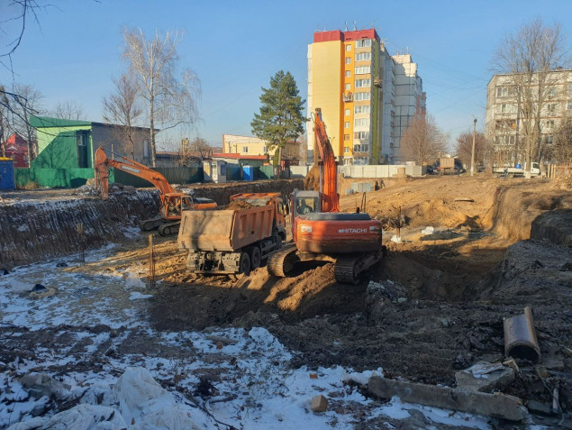 У Василькові на місці зруйнованої рф пʼятиповерхівки зводять новий будинок (фото)