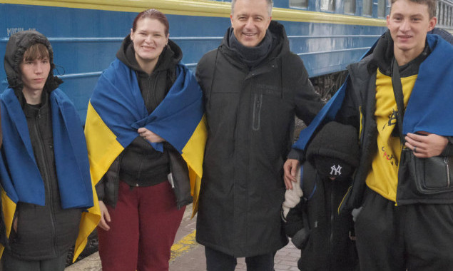 До України з окупованих територій повернули ще трьох дітей