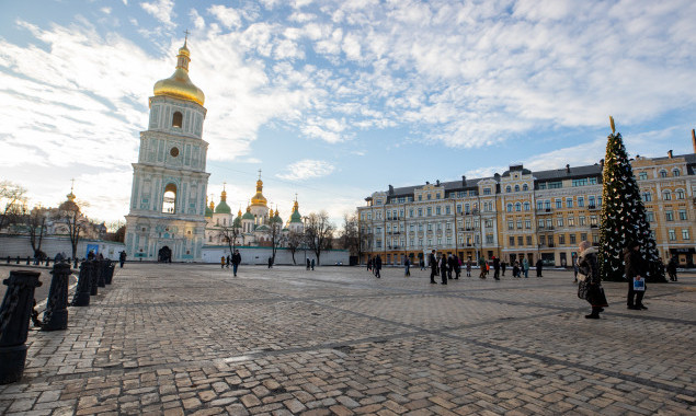У Києві зимові свята пройдуть з комендантською годиною, ялинкою та без розваг