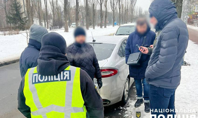Столичні правоохоронці затримали працівника “Київводоканалу”, який вимагав хабар за не відключення автомийки від водопостачання