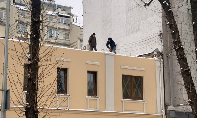 У Києві на вулиці Івана Франка розбирають будинок XIX століття, активісти викликали поліцію