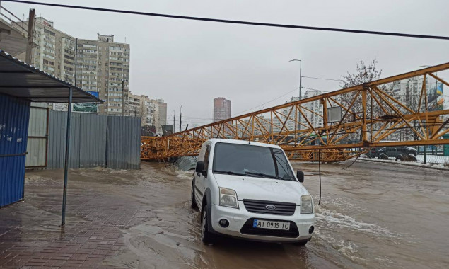 Через падіння будівельного крану у Дарницькому районі затопило проїжджу частину 