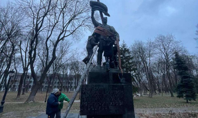 У центрі столиці демонтували пам’ятник учасникам антиукраїнського “січневого повстання 1918 року”