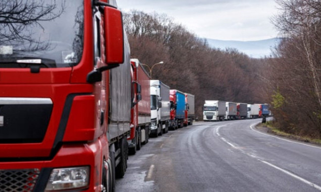 Відсьогодні угорці та словаки блокуватимуть рух українських вантажівок 