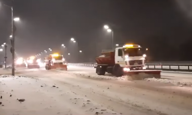 У столиці та на Київщині сніг прибирають понад пів сотні одиниць спецтехніки