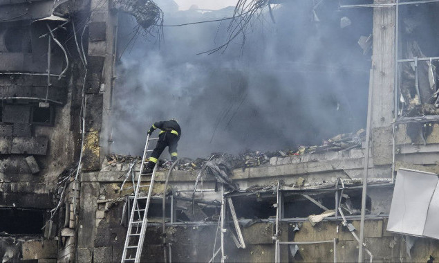 Щонайменьше чотири людини загинули, постраждав пологовий будинок та ТЦ через ракетну атаку рф на Дніпро (фото)