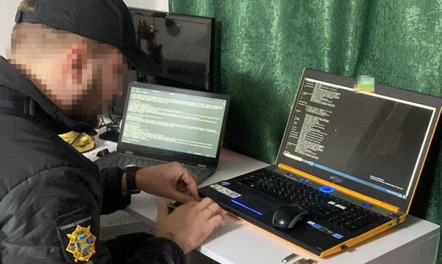 СБУ викрила столичного хакера, який встановлював на ґаджети шпигунські програми