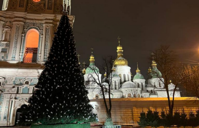 На Софіївській площі столиці змонтували новорічну ялинку