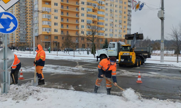 Ожеледицю у столиці долають 150 одиниць техніки “Київавтодору”