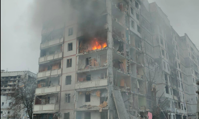 У Харкові загибло щонайменше дві людини, 28 - отримали поранення через влучання ракети у багатоквартирний будинок (фото, відео)
