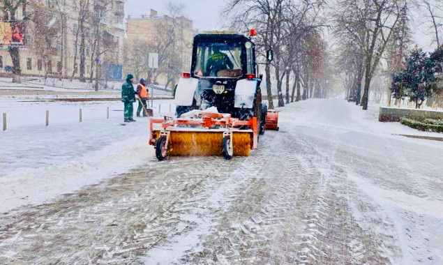 До розчищення від снігу столичних вулиць залучено 314 одиниць техніки та 522 працівника “Київавтодору” (фото)