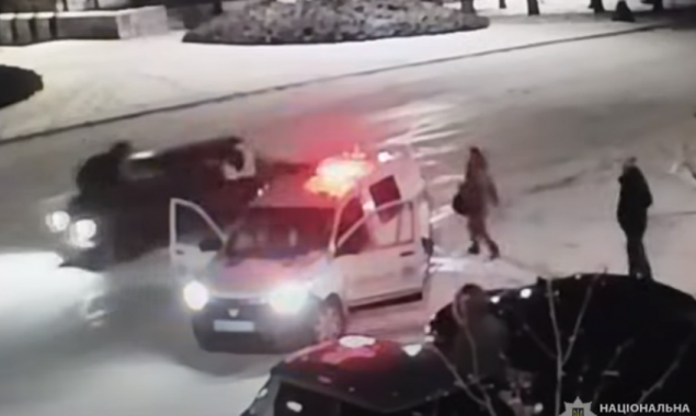 На Київщині п’яний водій так тікав, що не зупинився навіть коли наїхав на поліцейського (відео)