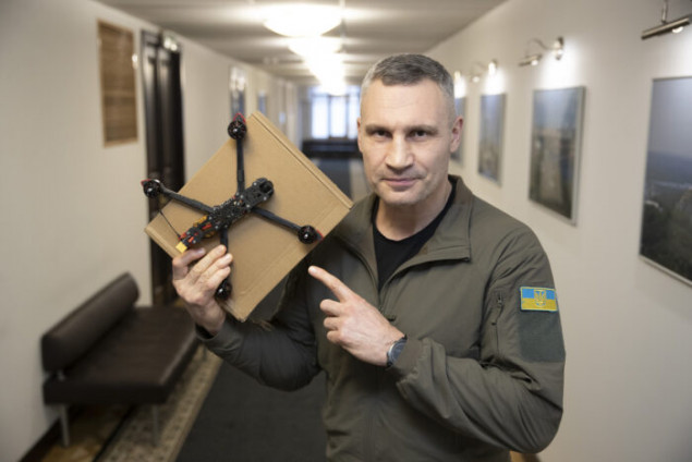 Кличко привітав бійців 42-ї ОМБр з днем заснування бригади й подарував 50 FPV дронів