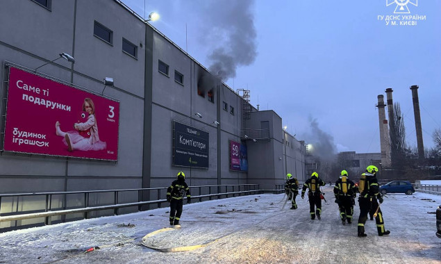 У Києві ліквідували пожежу в ТРЦ на вулиці Вадима Гетьмана, було евакуйовано понад 200 осіб (фото)
