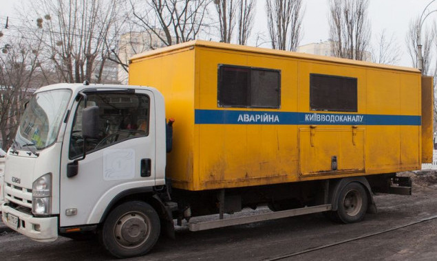 “Київводоканал” ліквідовує аварію на водоводі біля готелю “Україна”, рух транспорту ускладнено