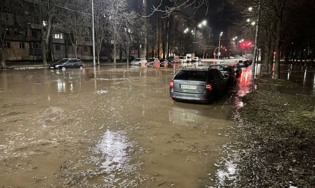На столичній Борщагівці через аварію на водопроводі вулицю залило водою (відео)