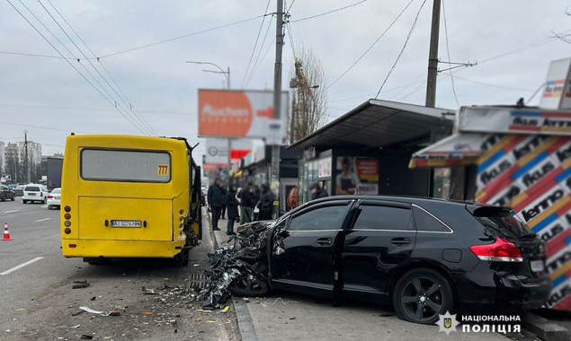 У Києві на Кільцевій дорозі автівка на смерть збила чоловіка на зупинці громадського транспорту