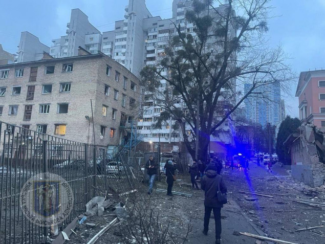 Внаслідок ракетного удару по Києву щонайменше одна людина загибла, 9 - постраждали (фото)