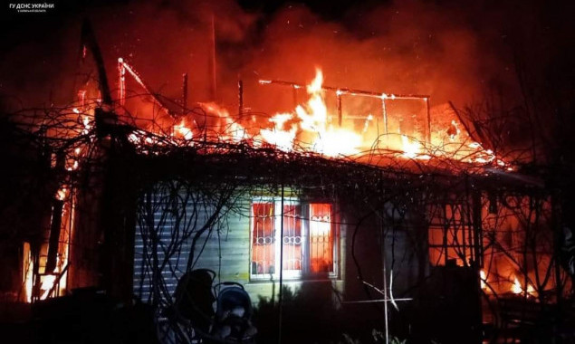 На Макарівщині з палаючого будинку врятували людей, серед яких були діти