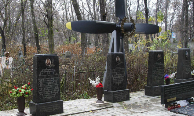 Доглядачу Жулянського кладовища, який вимагав 3 тис. доларів за місце на кладовищі, повідомлено про підозру 