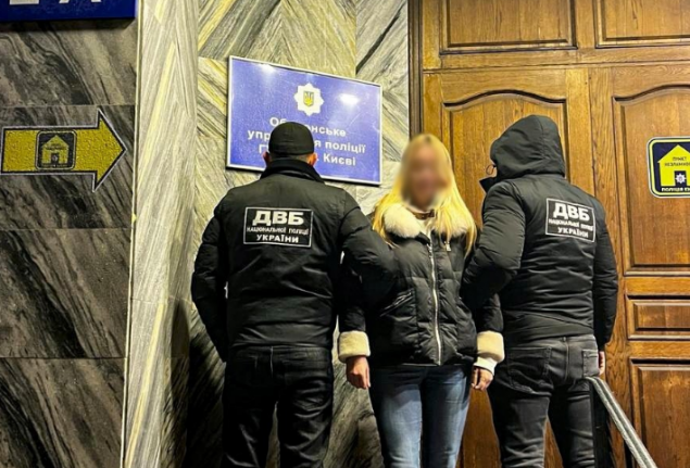 У Києві поліція затримала ексменеджерку банку, яка ошукала клієнтів на майже 86 мільйонів гривень