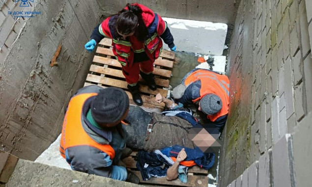 У селі Крюківщина під Києвом чоловік впав у ліфтову шахту (фото)