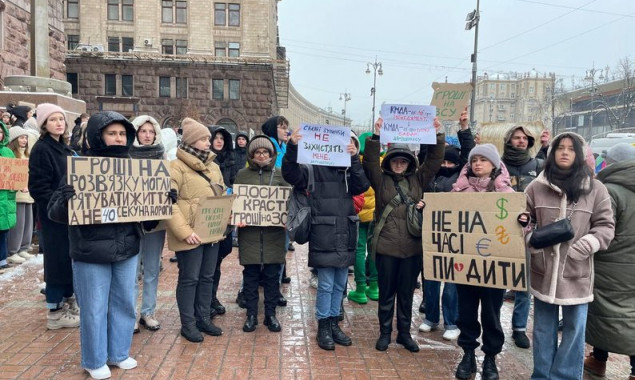 У Києві знову відбувся мітинг біля КМДА з вимогою виділити більше грошей на ЗСУ