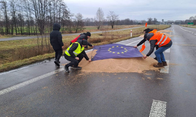 Польські протестувальники висипали зерно з українських фур перед пунктом пропуску Ягодин-Дорогуськ (фото, відео)