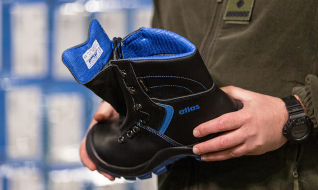 Німеччина передала понад 3 тисячі пар взуття для киян, які проходять службу в ЗСУ 