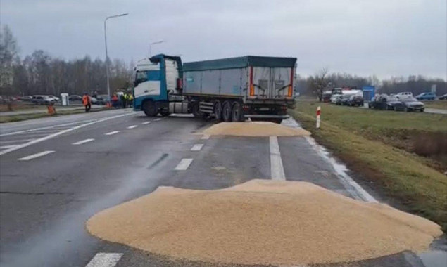 Польська прокуратура порушила справу через висипане поляками з українських вантажівок зерно