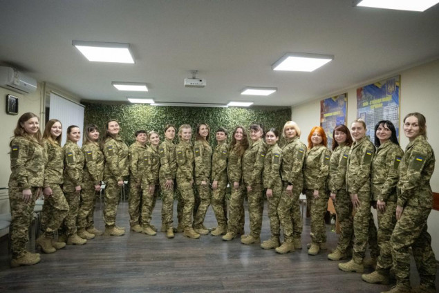 Відшито перші 50 тисяч комплектів жіночої військової форми для ЗСУ (фото)