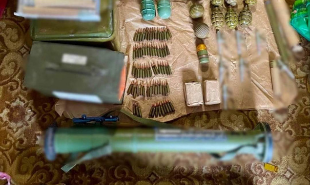 На Броварщині чоловік отримав підозру за незаконне зберігання вдома гранат, гранатометів та понад 1200 набоїв