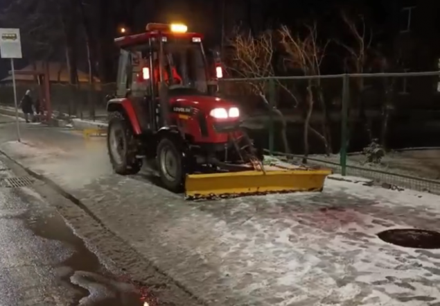 У столиці 150 одиниць снігоприбиральної техніки обробляють протиожеледними матеріалами дороги (відео)