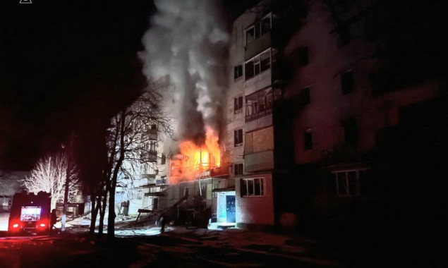 Внаслідок нічного авіаудару по Куп’янську зруйновано п’ятиповерхівку (фото)