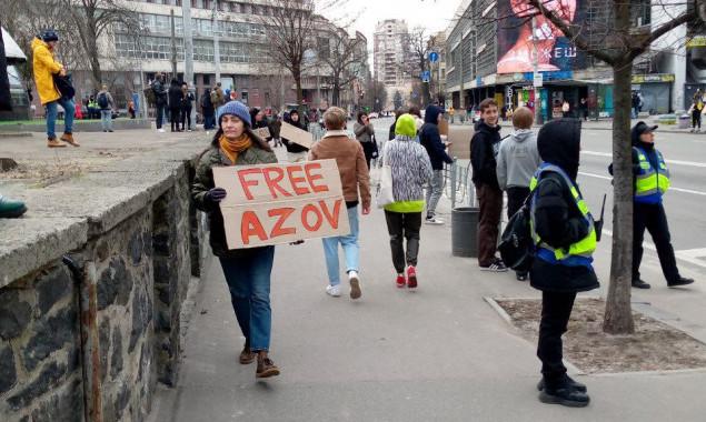 “Третя весна у пеклі”: на столичній Львівській площі провели акцію на підтримку військовополонених з “Азовсталі”