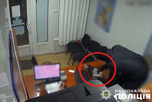 Поліцейські Києва затримали зловмисника у балаклаві, який здійснив напад на фінансову установу (фото)