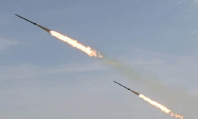 Нічна ворожа атака: над Києвом було збито близько десятка ракет, уламки впали в двох районах