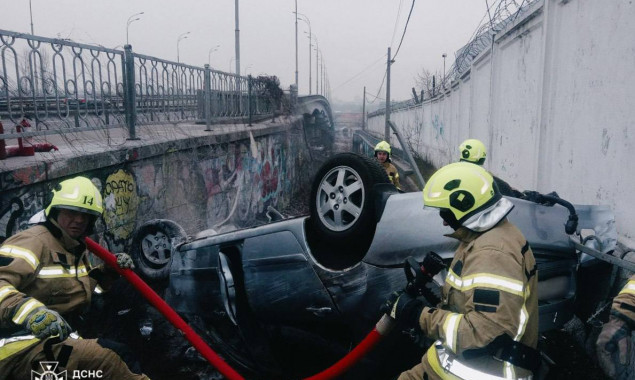 На столичному Подолі вилетів з дороги та загорівся автомобіль, водія врятували