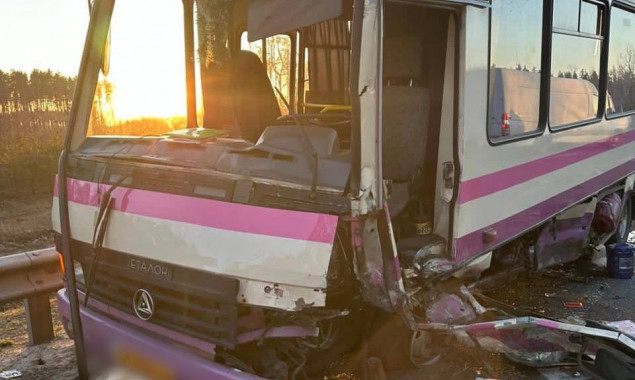 На дорозі Київ - Ковель автобус зіткнувся з легковиком, є загиблий та постраждалі