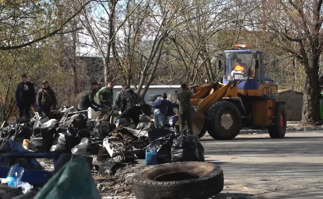 У Голосіївському районі активісти та комунальники провели толоку з очищення берегової лінії затоки Галера (відео)