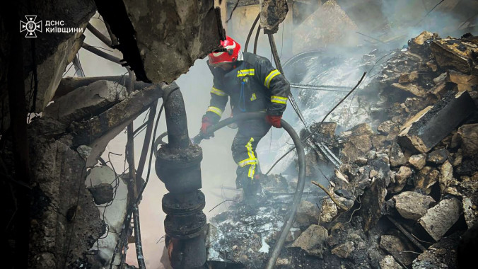 На Київщини 192 рятувальника та 63 одиниці техніки ліквідували пожежу на атакованому рф енергетичному об'єкті (фото)